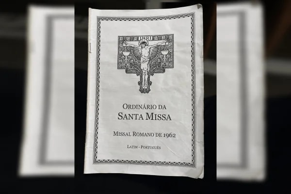 Véu, latim e padre de costas: como é a missa celebrada por religioso excomungado