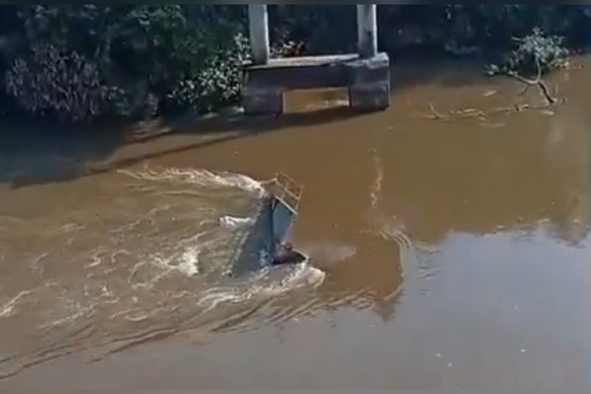 Ponte cede e caminhoneiro morre após carreta cair no Rio Taquari em MS