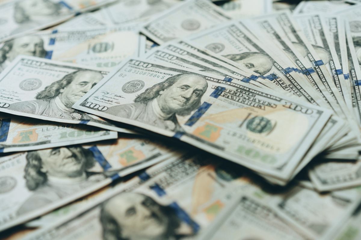 Dólar oscila com novo tarifaço de Trump sobre o Brasil e tensão no Irã