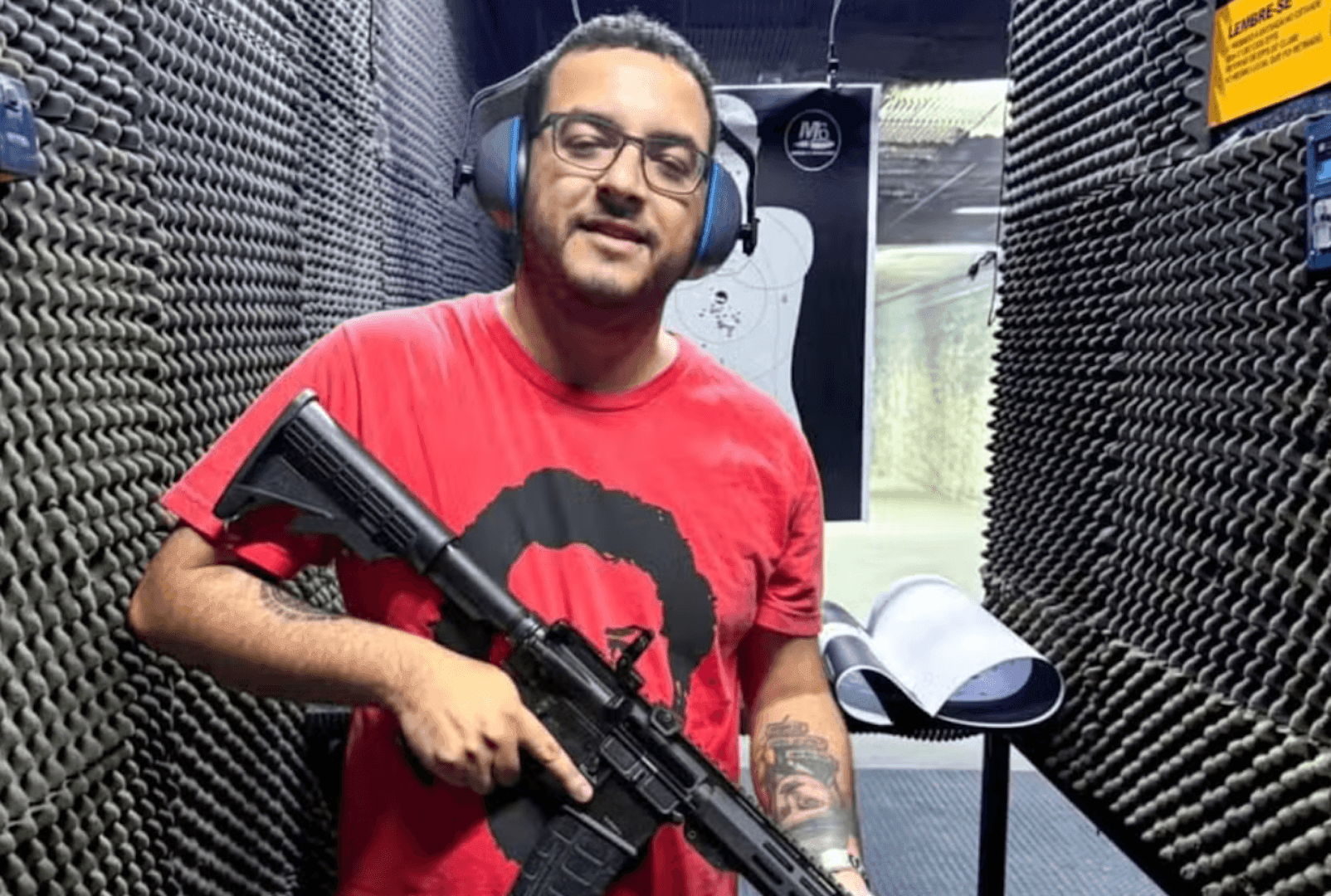 Presidente do PT no Rio posa com arma e camiseta de Lula