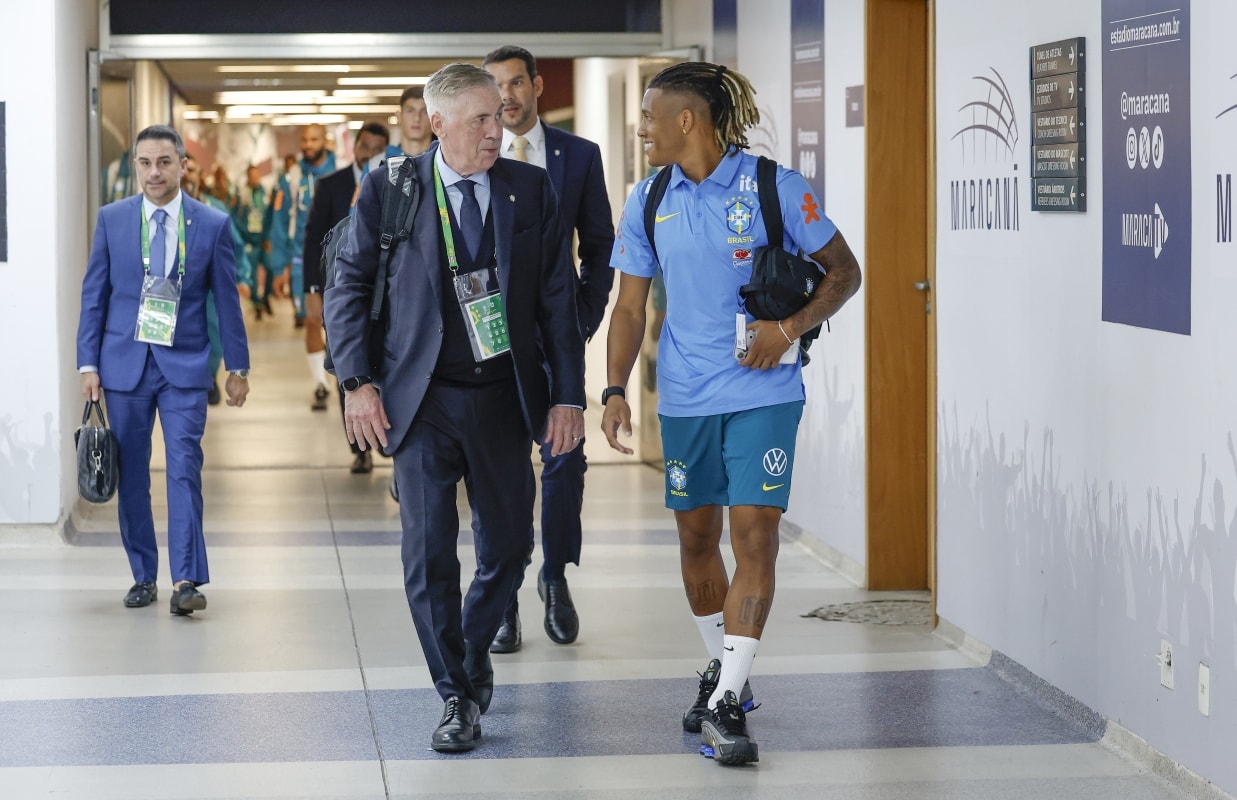 Danilo elogia atuação e coloca dúvida na cabeça de Carlo Ancelotti