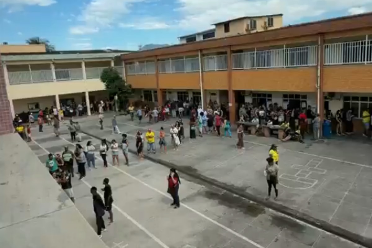 Rio: eleitores enfrentam grandes filas e demora durante votação do 1º turno