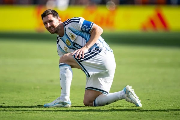 Copa: leitura labial revela discussão entre Messi e Cucurella na final
