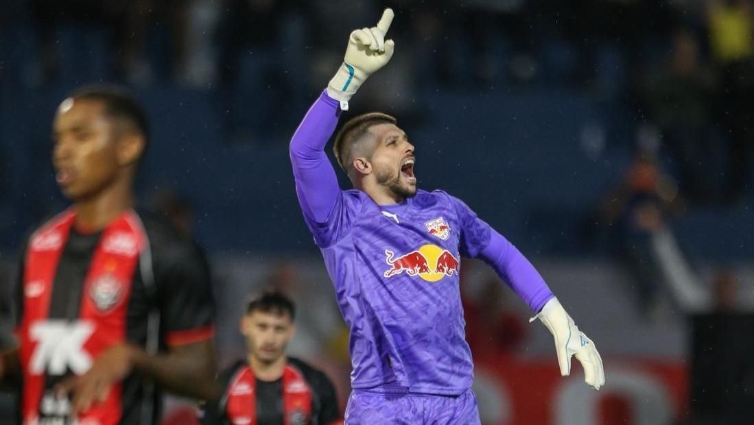 Veja falha do goleiro Rossi em Athletico-PR x Flamengo pelo Brasileirão