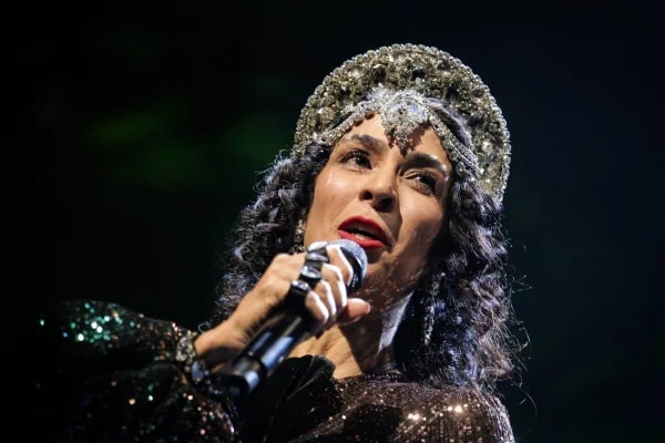 Palco de Marisa Monte surge com nome de bet coberto; equipe fala