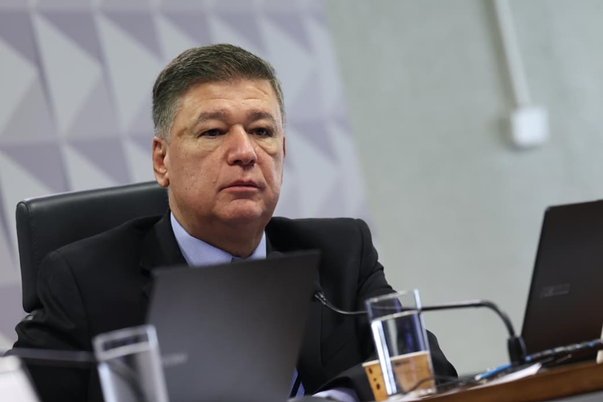 Senador diz que pediu à PF e PGR informação sobre paradeiro de Lulinha