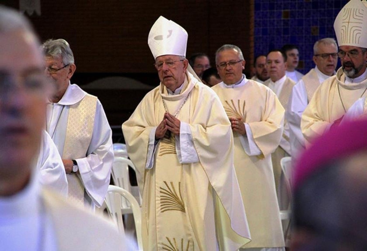 Em nome de Deus (por André Gustavo Stumpf)