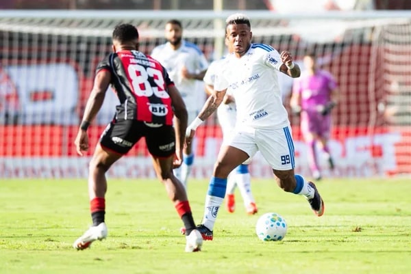 Cruzeiro vence o Vitória de virada e se aproxima do G-4 do Brasileirão