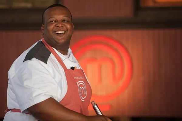 Ex-MasterChef se explica após ser flagrado vendendo doces no semáforo