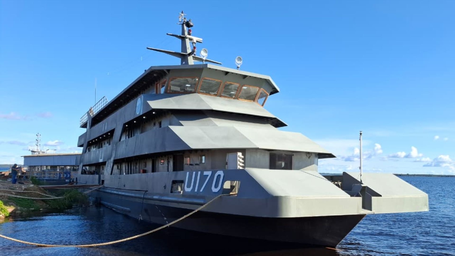 Brasil apresenta novo navio de guerra com a presença de Lula