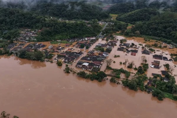 Cidade de SP fica embaixo d'água após chuvas e cheia do Rio Ribeira