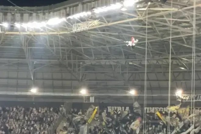 Ruan ignora Kaio Jorge nos cumprimentos antes de Atlético-MG x Cruzeiro
