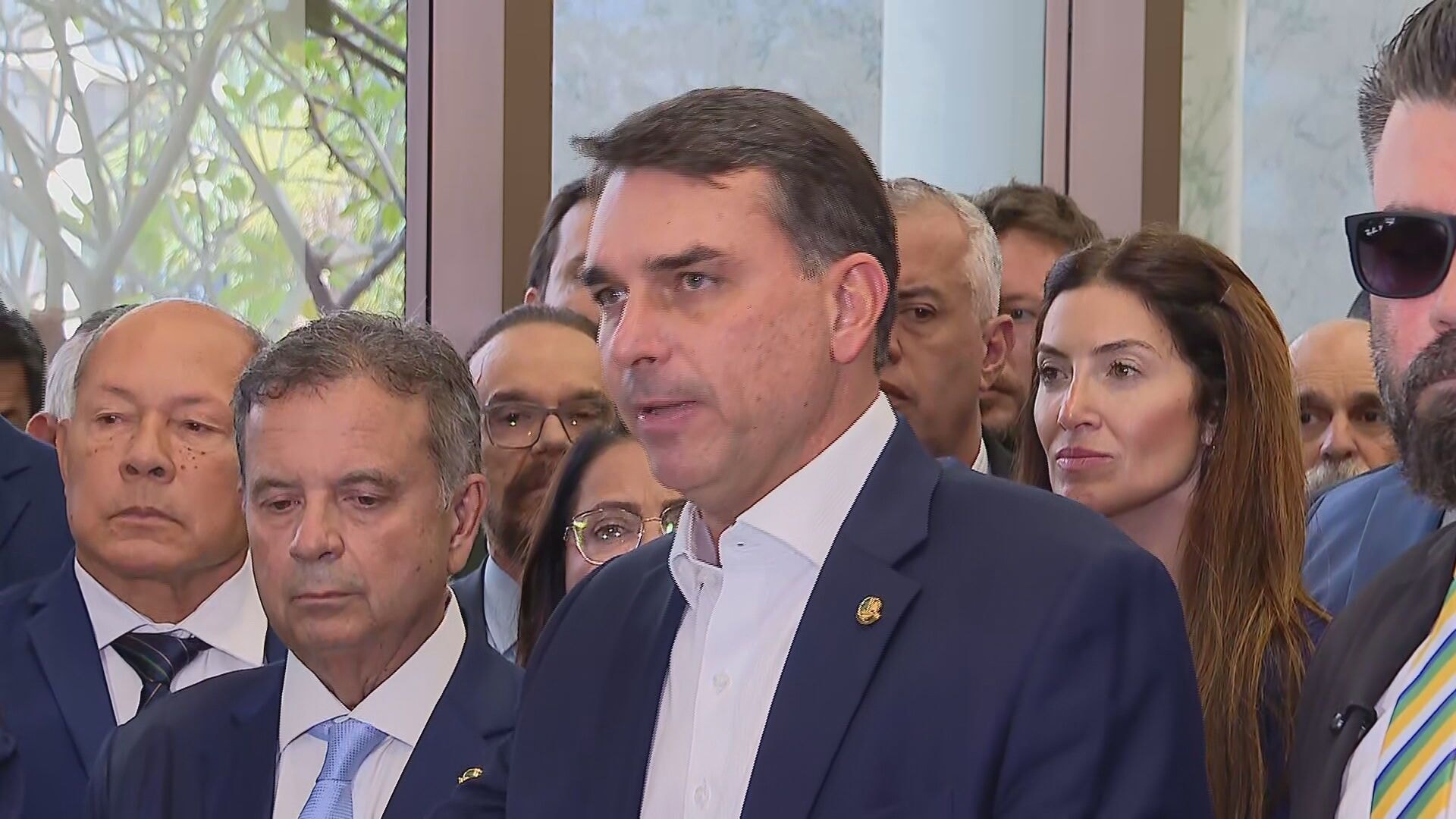 Flávio Bolsonaro usa “cola na mão” em entrevista; veja o que estava escrito