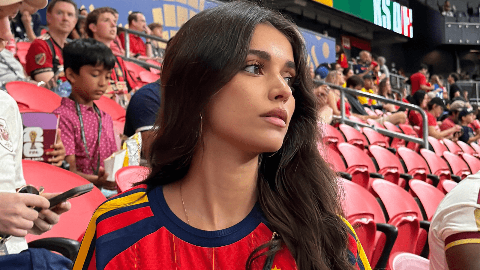 Estilista brasileira cria vestido com quase 3 mil figurinhas da Copa; veja
