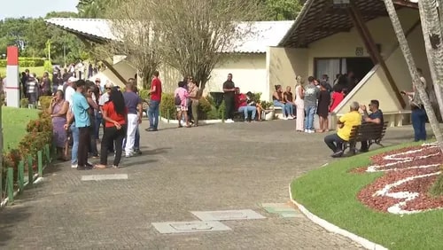Cabeleireira morta a tiros em salão de beleza é enterrada em Salvador