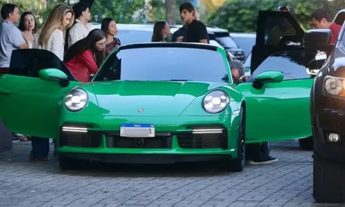 Boninho e Ana Furtado passeiam em carro de luxo de R$ 2 milhões