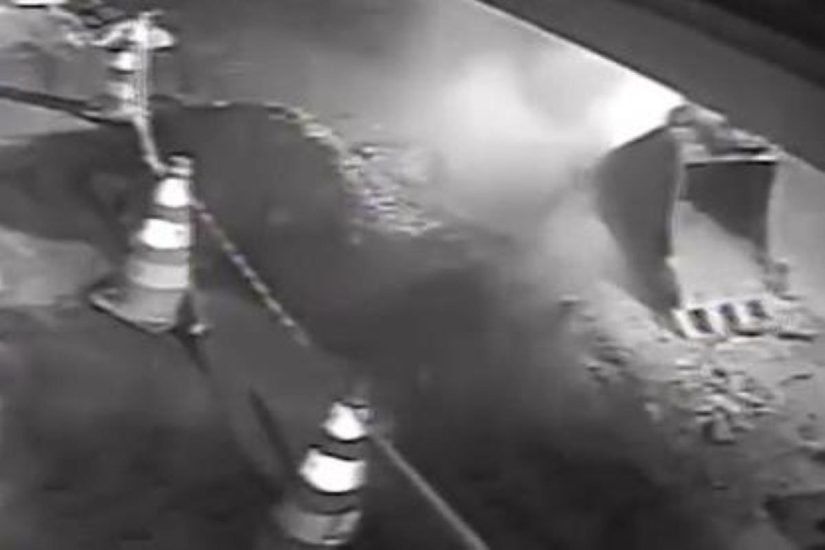 Veja momento em que obra da Sabesp causa vazamento de gás no centro. Vídeo