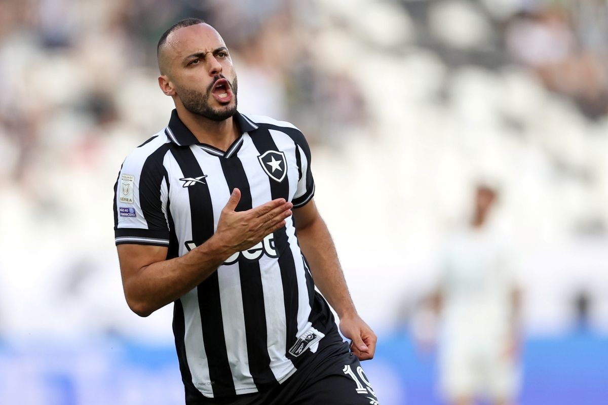 Brasileirão: com três de Arthur Cabral, Botafogo bate o Corinthians