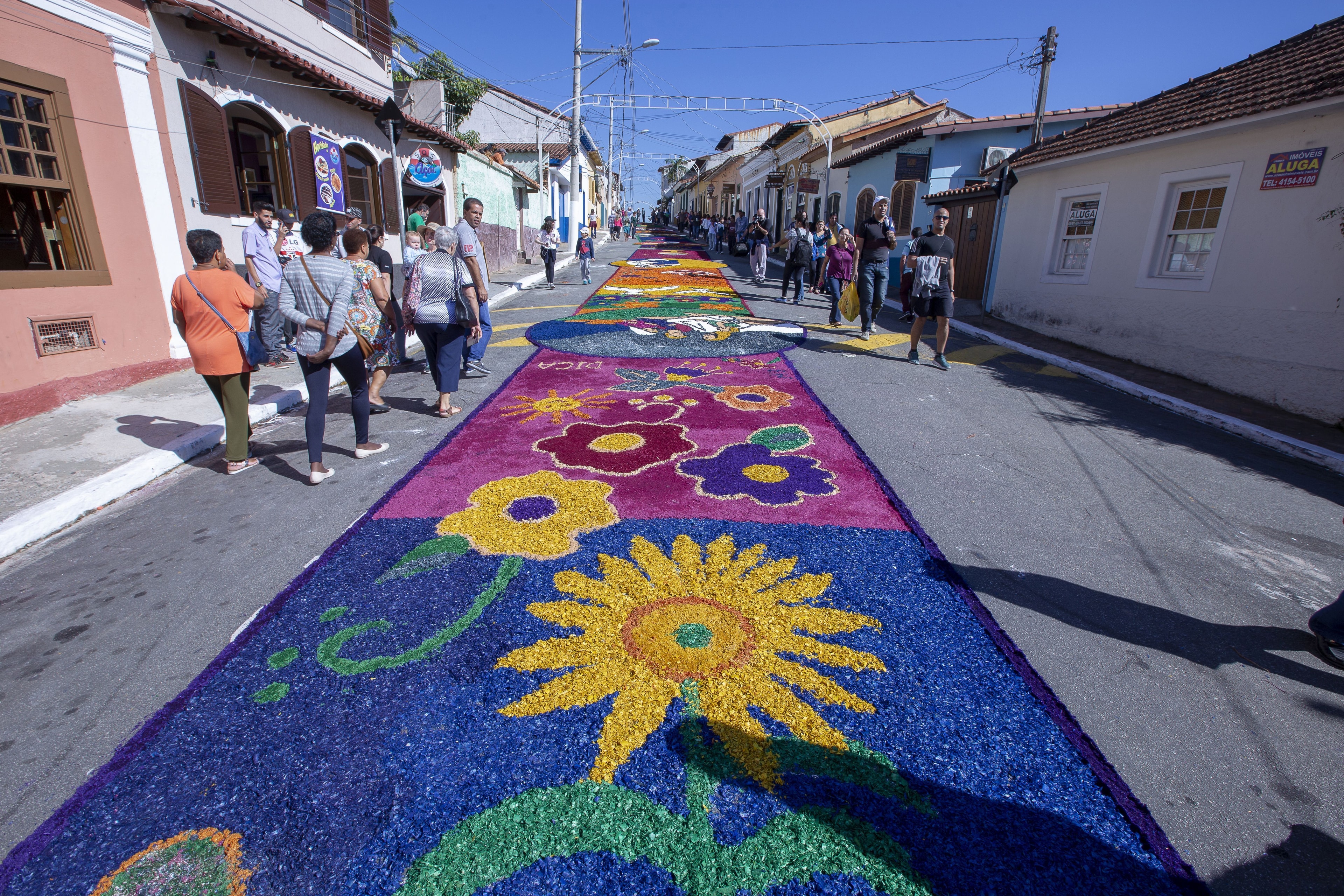 Corpus Christi é celebrado com a confecção de tapetes por todo o Brasil
