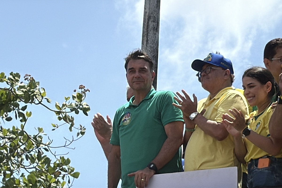 Em São Luís, Flávio chora em comício e ergue retrato de Jair Bolsonaro