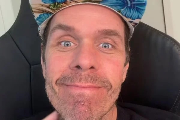 Perez Hilton tem estado de saúde atualizado após automutilação