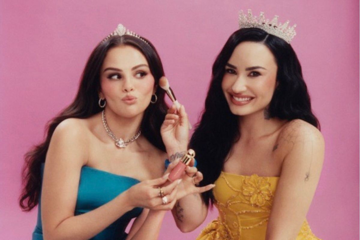 Selena Gomez e Demi Lovato recriam pôster icônico em collab da Rare Beauty