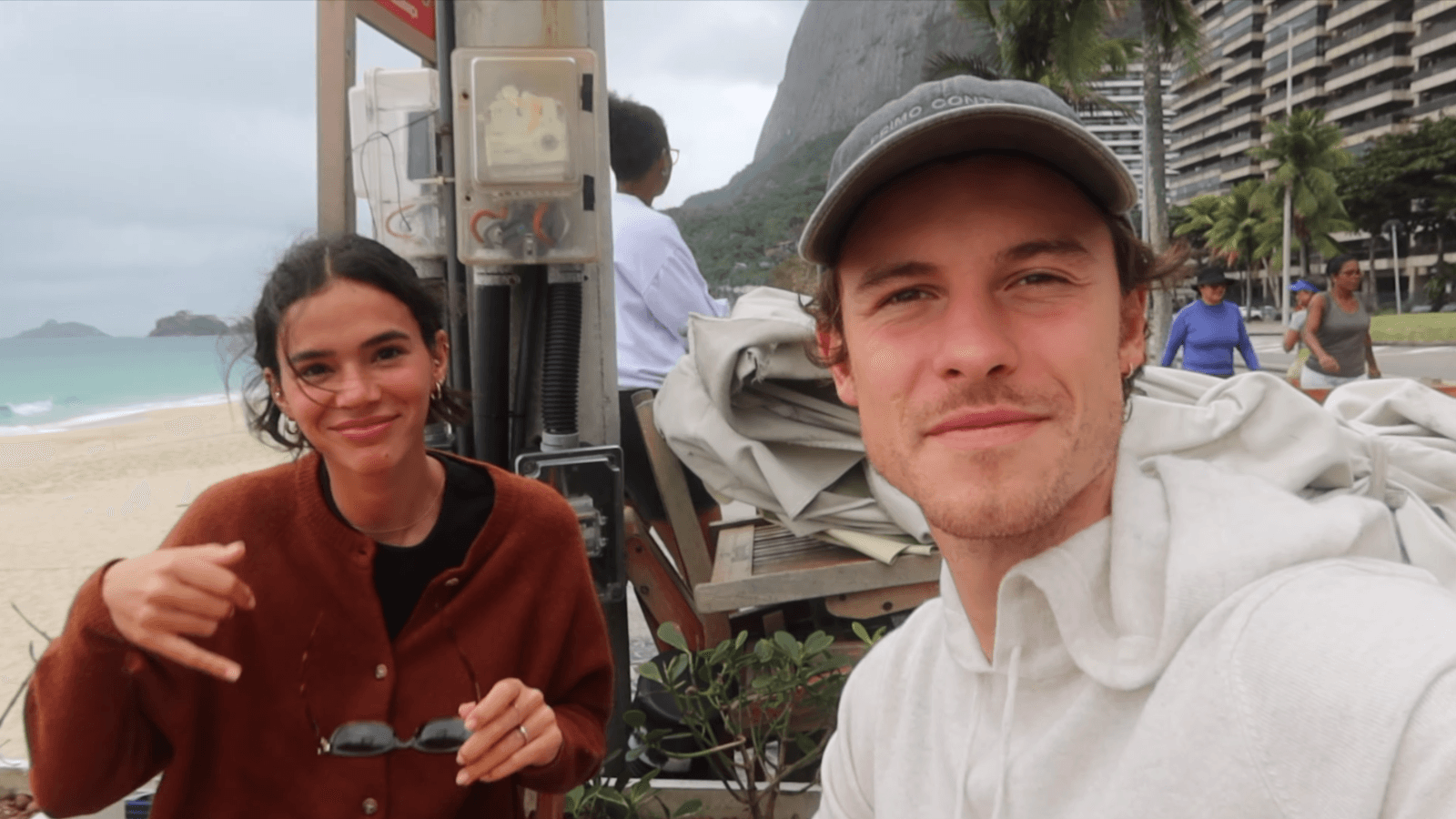 Shawn Mendes diverte web ao apagar foto de cerveja com Bruna Marquezine
