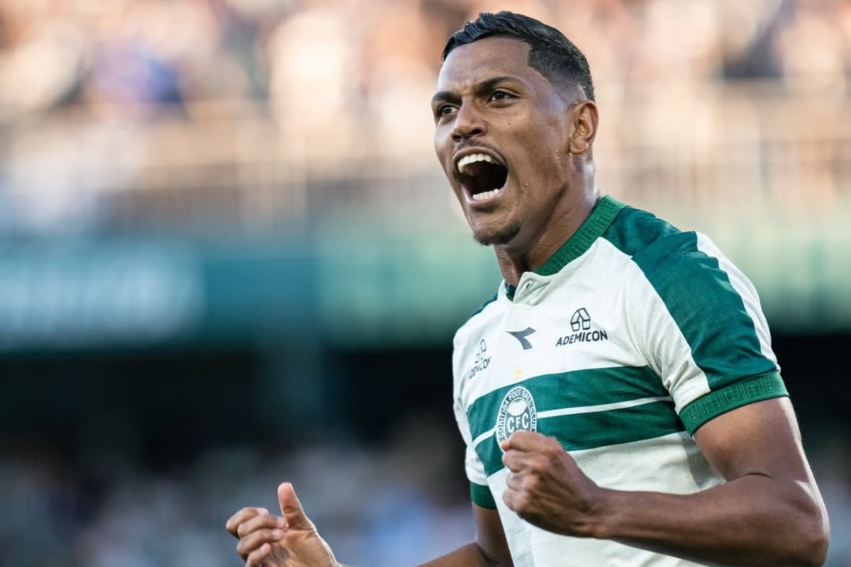 Coritiba aproveita falhas e vence Atlético-MG no Brasileirão