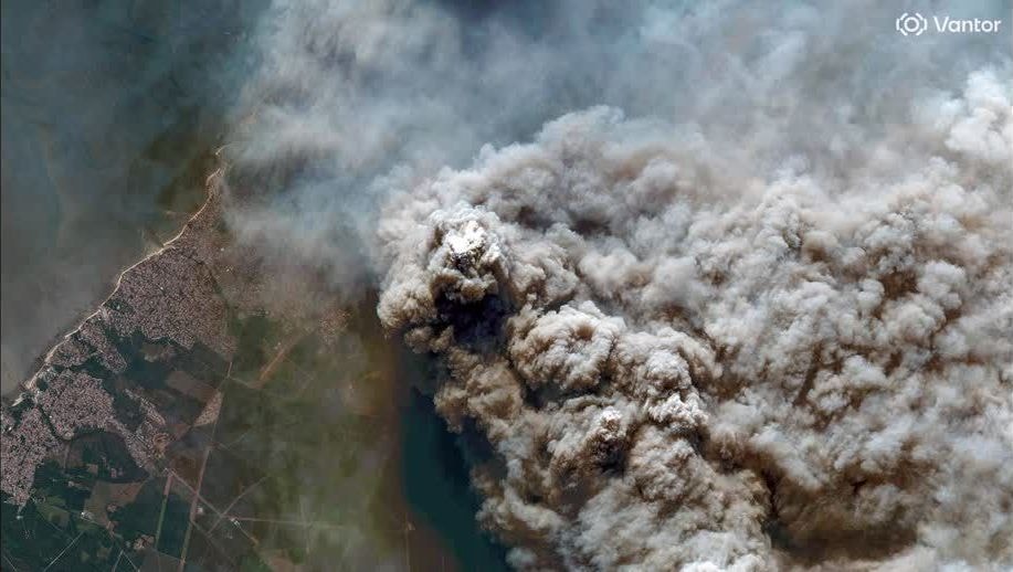 Incêndio florestal em ilha na Grécia força moradores a deixarem casas