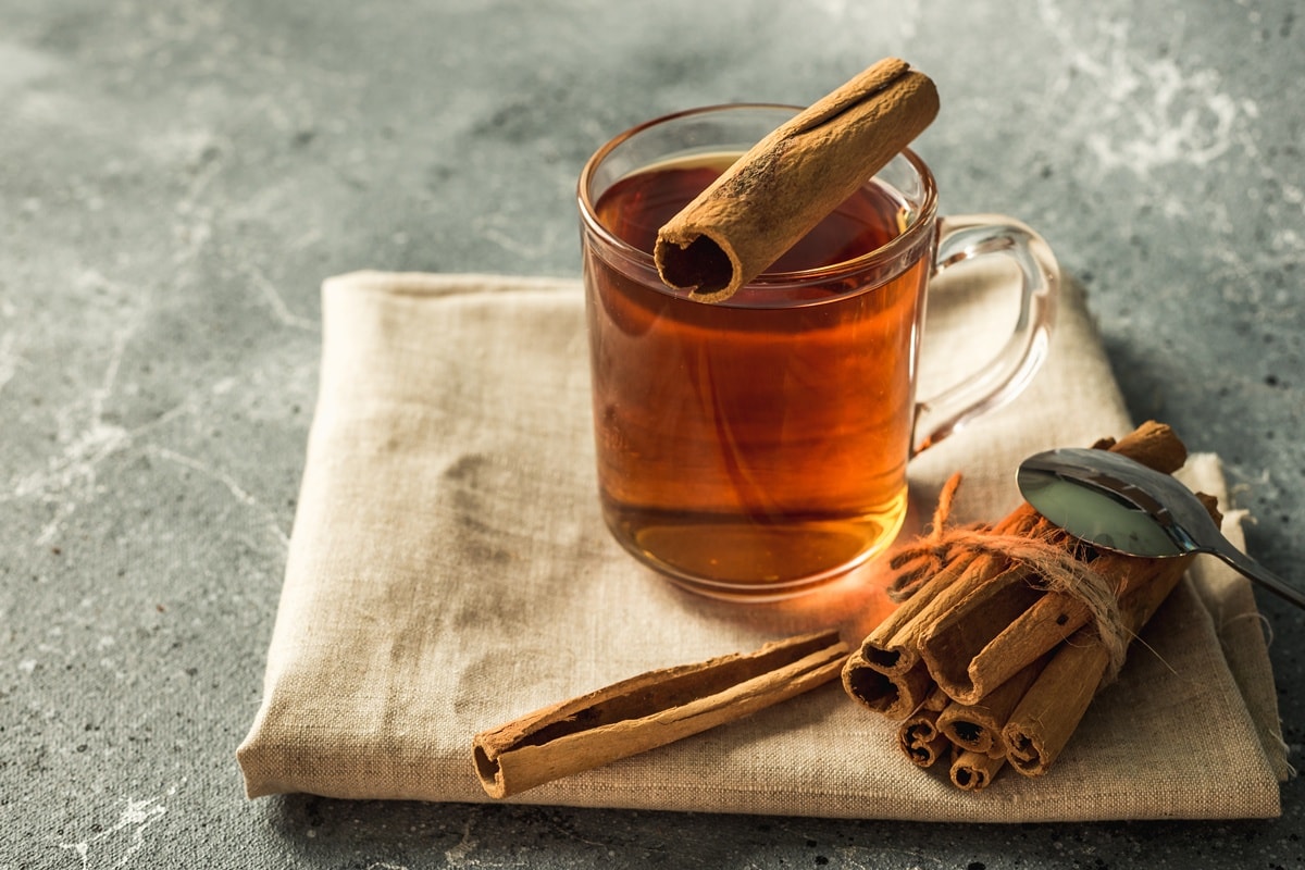 Chá de canela realmente interfere na menstruação? Descubra