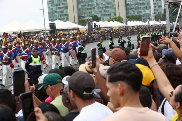 PM descarta ameaça de bomba durante desfile oficial com Lula e Fachin