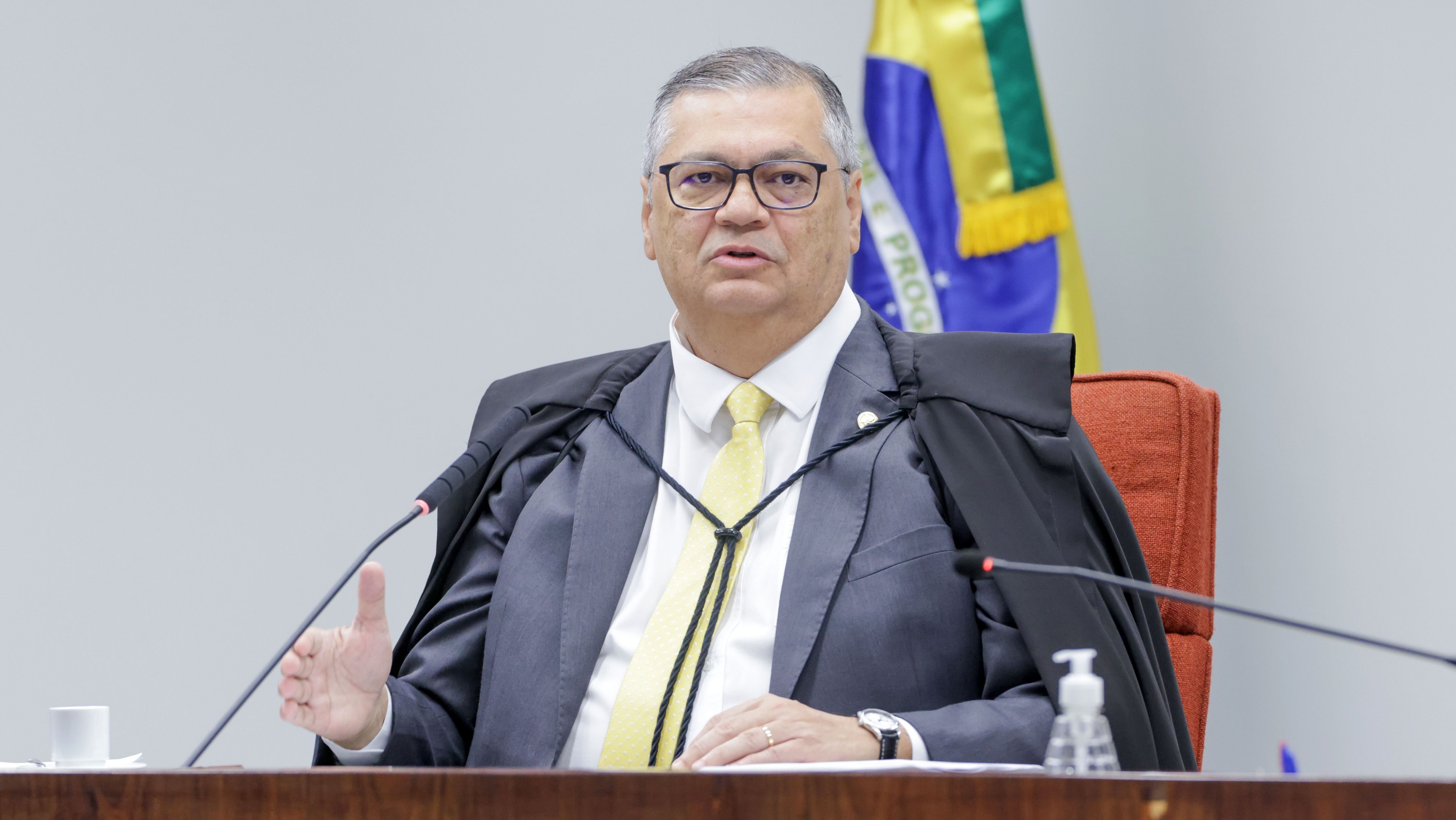 Político filipino alvo do Tribunal Internacional foge após disparos no Sena