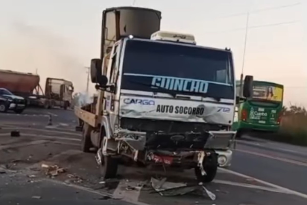 MT: homem e duas crianças morrem em batida entre carro e caminhão