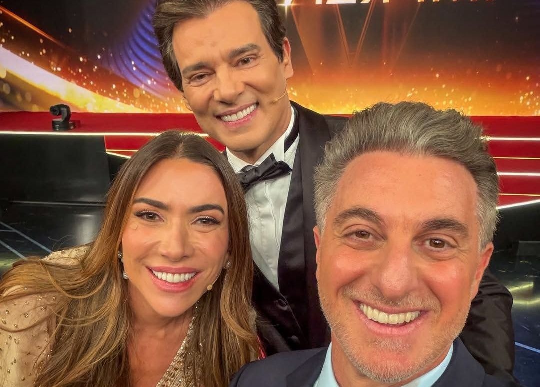 Luciano Huck se encontra com Jimmy Fallon durante viagem e brinca: “É IA?”