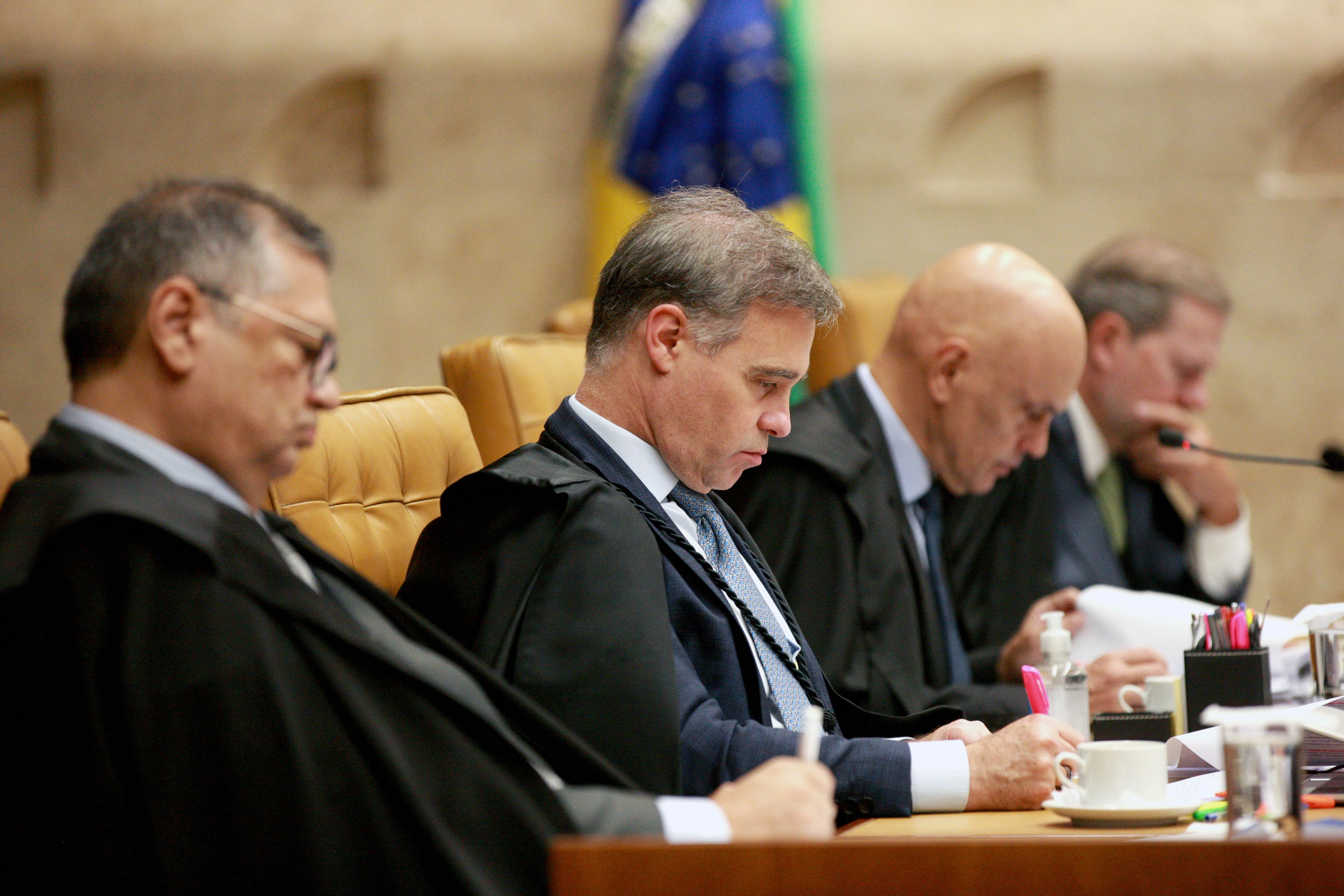 Com decisão de Mendonça, STF enfrenta uma “guerra civil”, diz especialista