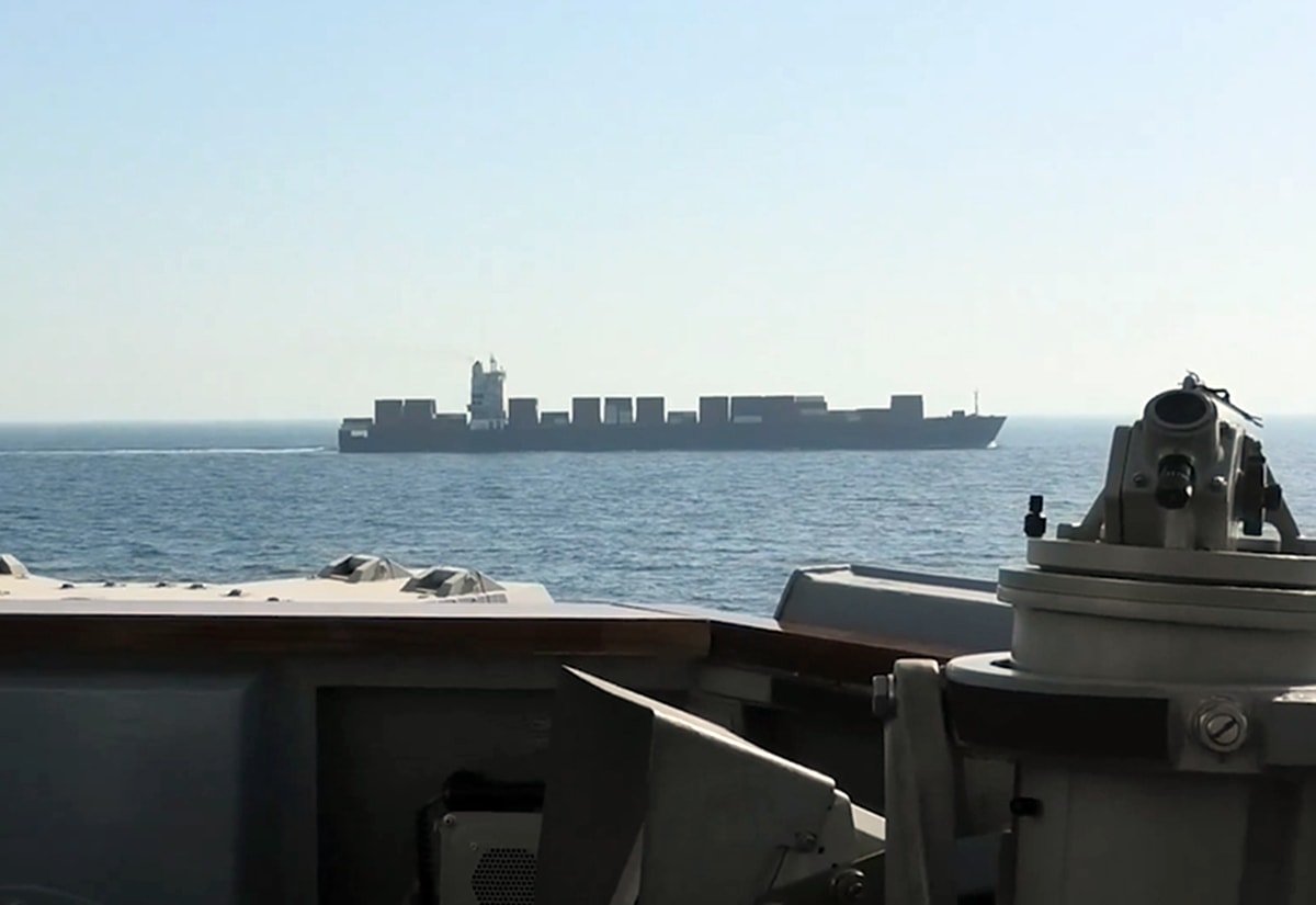 Veja o momento em que a Marinha dos EUA ataca cargueiro do Irã. Vídeo