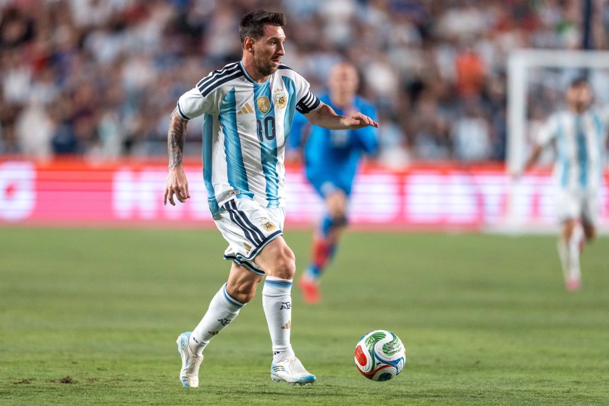 Messi usa chuteira que homenageia sua 1ª participação na Copa do Mundo