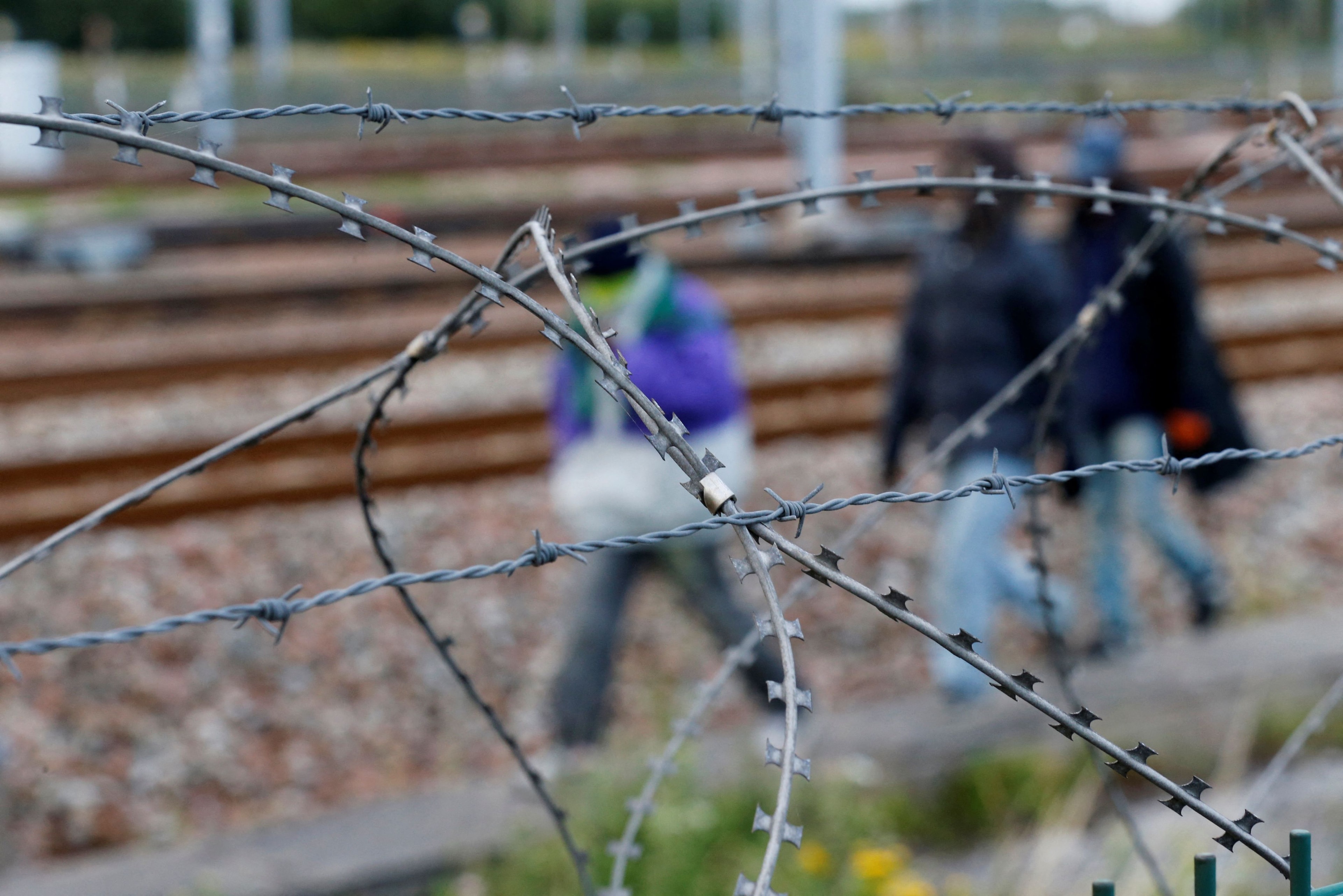 Protesto bloqueia porto após chegada de imigrantes no Reino Unido