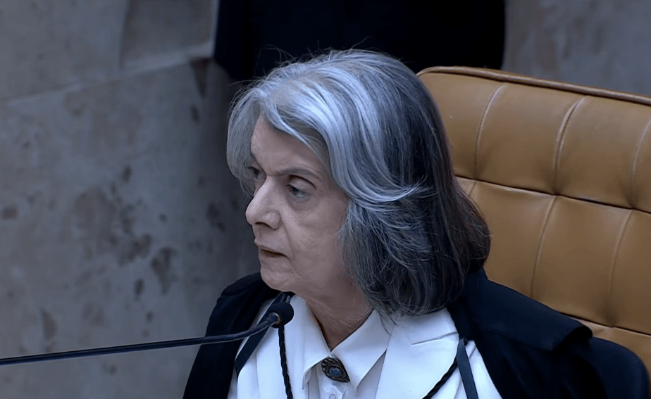 Cármen Lúcia, ministra do Supremo Tribunal Federal, vota em Minas Gerais