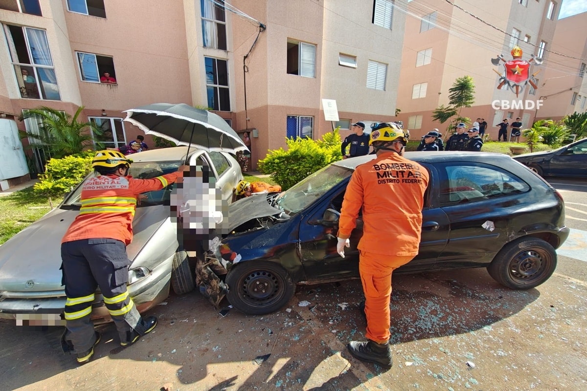 Homem fica prensado entre dois carros e fratura perna em acidente no DF