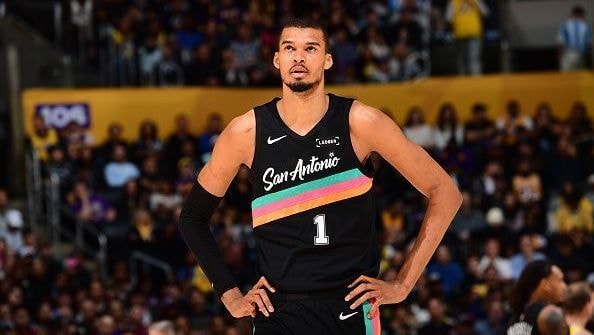 NBA: Wembanyama faz história e é eleito defensor do ano com 100% dos votos