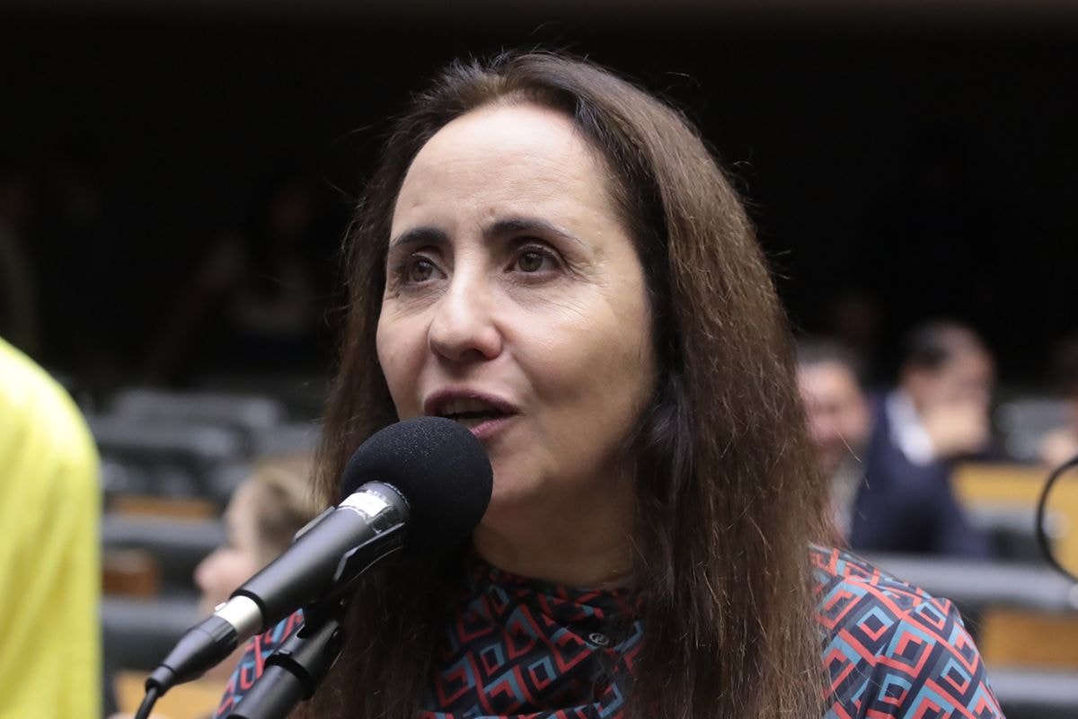 Deputada questiona Itamaraty por ajuda na mudança de Lulinha para Madri