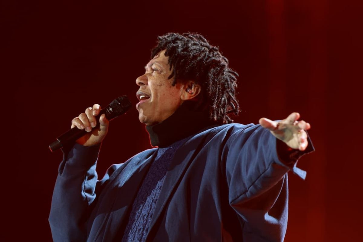 Djavan transforma Brasília em um grande coro para celebrar 50 anos de carreira