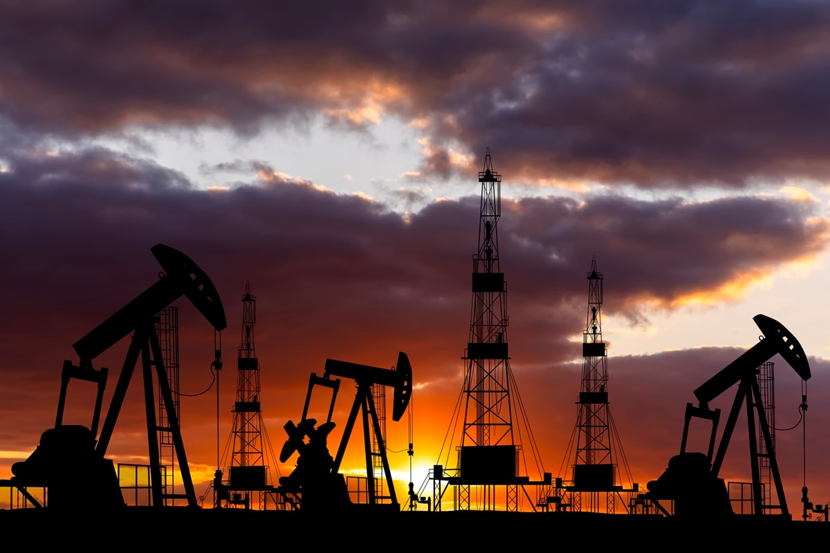 Ameaça dos EUA sobre o Estreito de Ormuz faz petróleo iniciar semana em alta