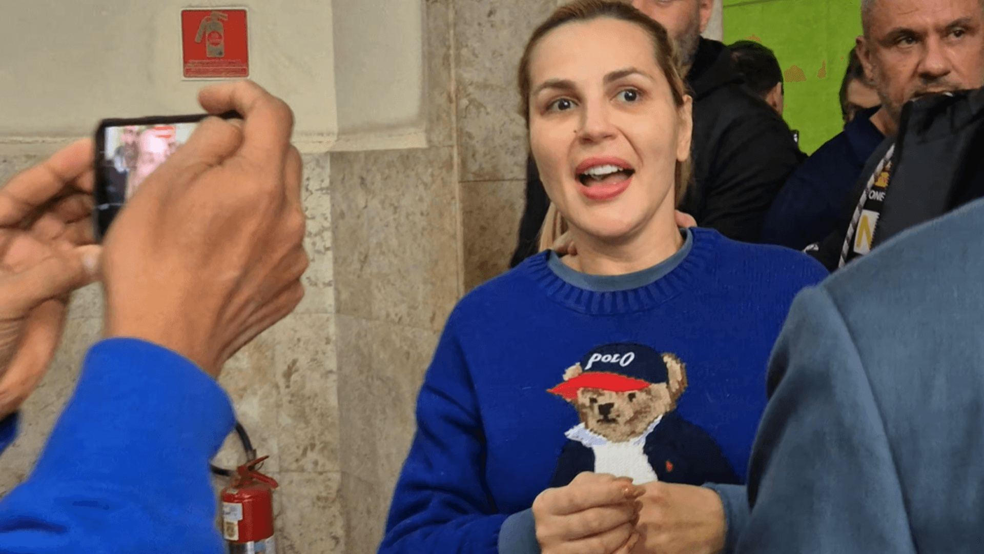 Vídeo: apoiadora do PSOL é imobilizada por PMs durante panfletagem em SP