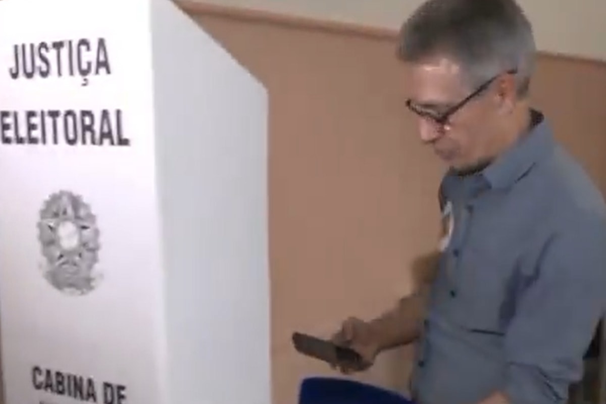 Zema com celular na cabine de votação: veja o que diz a lei e qual a pena