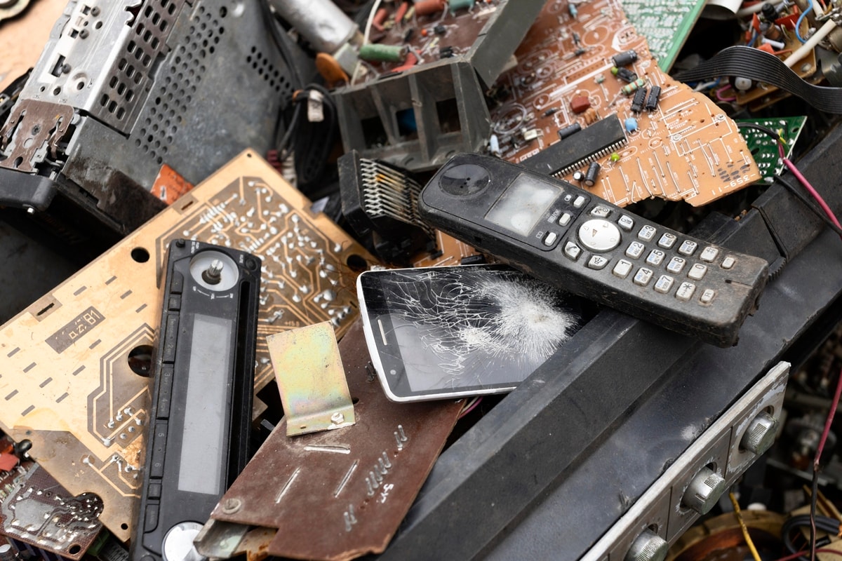 Descarte incorreto de eletrônicos pode causar danos ao meio ambiente