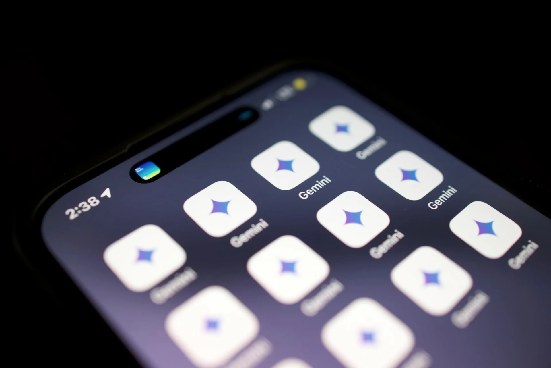 Gemini vai liberar criação de assistentes de IA no celular sem plano profissional