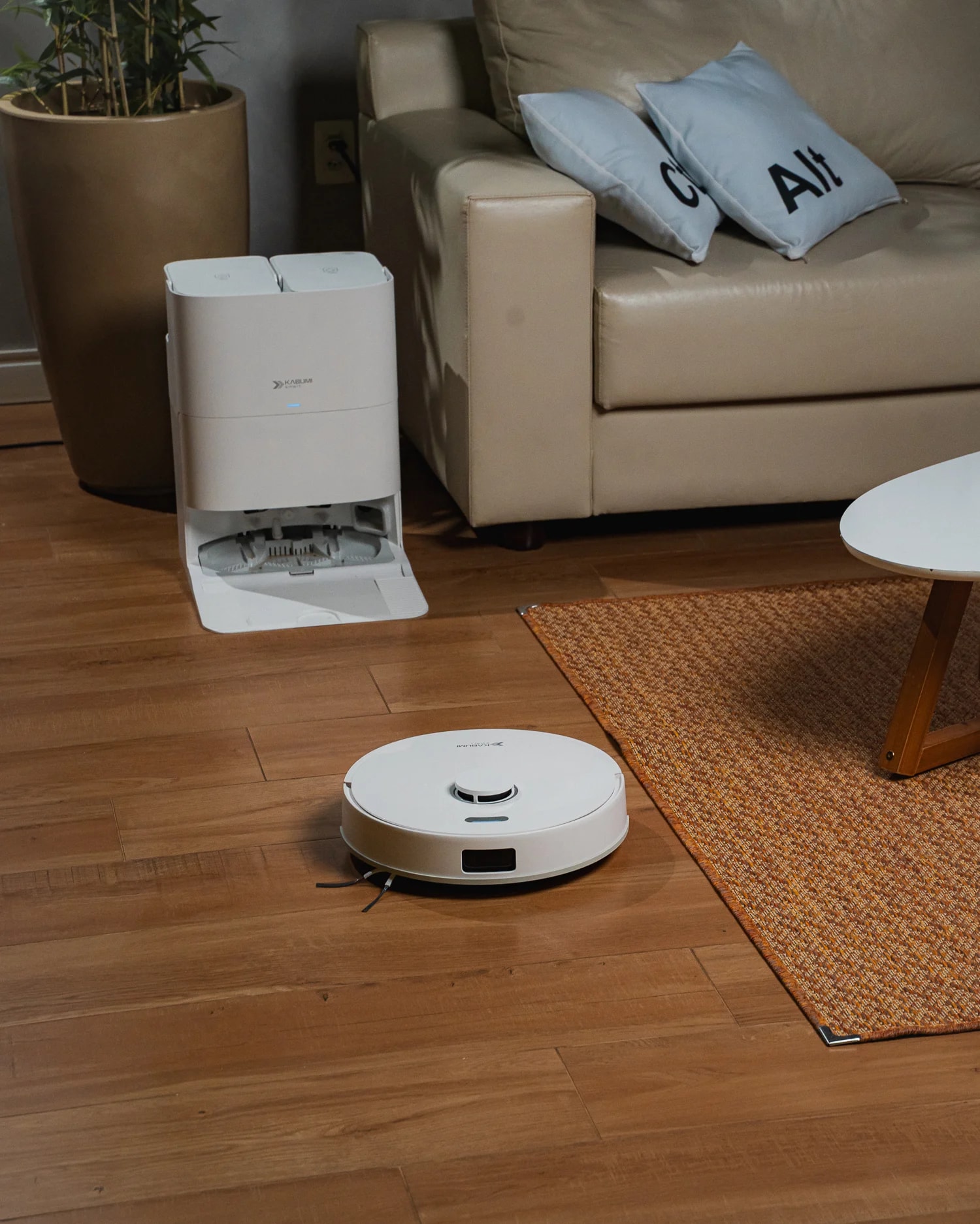 Robô aspirador com base autolimpante vale a pena? Entenda como funciona