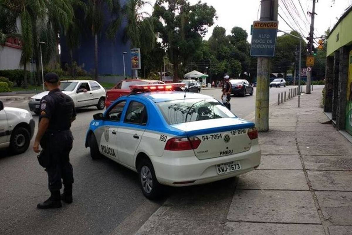 RJ: PM e quatro suspeitos morrem em tiroteio na Avenida Brasil